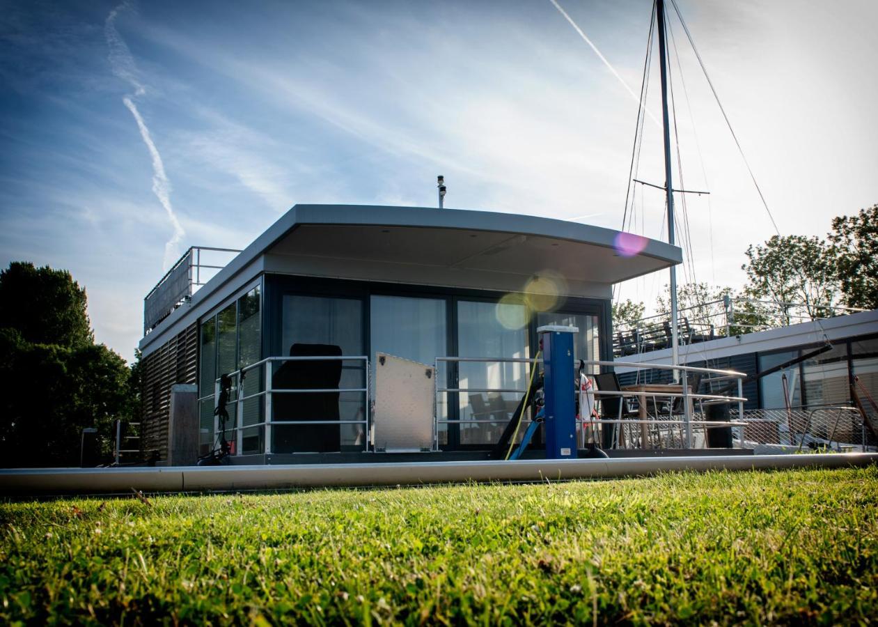 Houseboat met dakterras Villa Offingawier Bagian luar foto